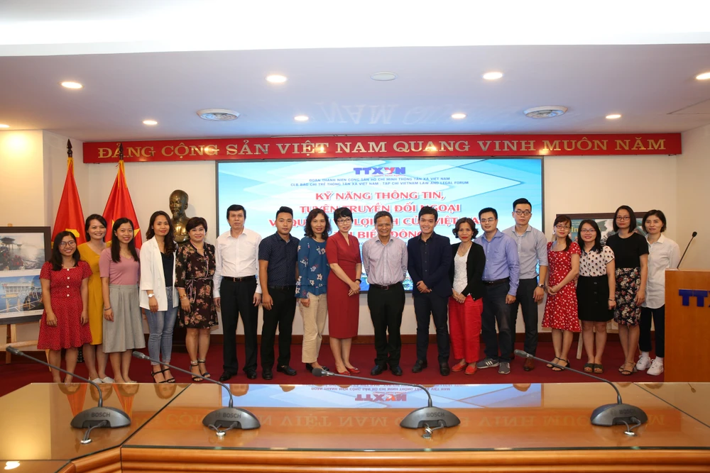 Các vị khách mời diễn giả chụp ảnh chung với lãnh đạo và đoàn viên thanh niên TTXVN tại buổi tọa đàm. (Ảnh: Dương Giang/TTXVN)