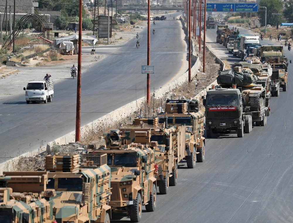 Đoàn xe quân sự của Thổ Nhĩ Kỳ tiến vào thị trấn Khan Sheikhun, tỉnh Idlib ở phía Bắc Syria ngày 19/8/2019. (Nguồn: AFP/TTXVN)