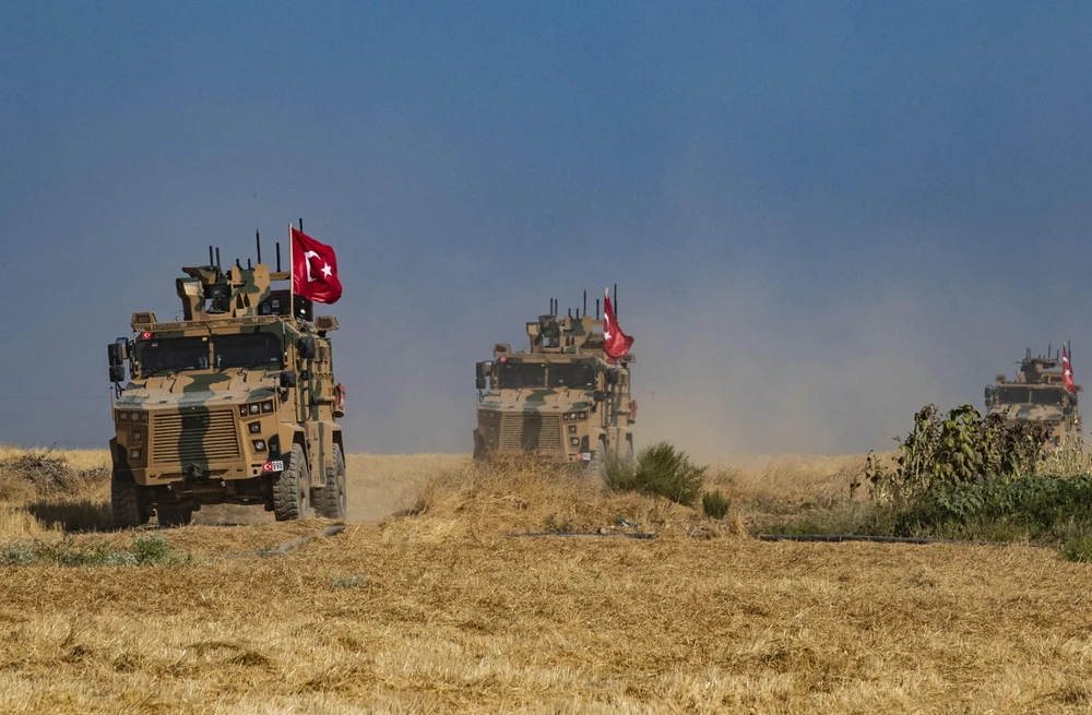 Đoàn xe quân sự Thổ Nhĩ Kỳ tuần tra tại làng al-Hashisha, ngoại ô thị trấn Tal Abyad, Syria, giáp giới Thổ Nhĩ Kỳ ngày 4/10/2019. (Nguồn: AFP/TTXVN)
