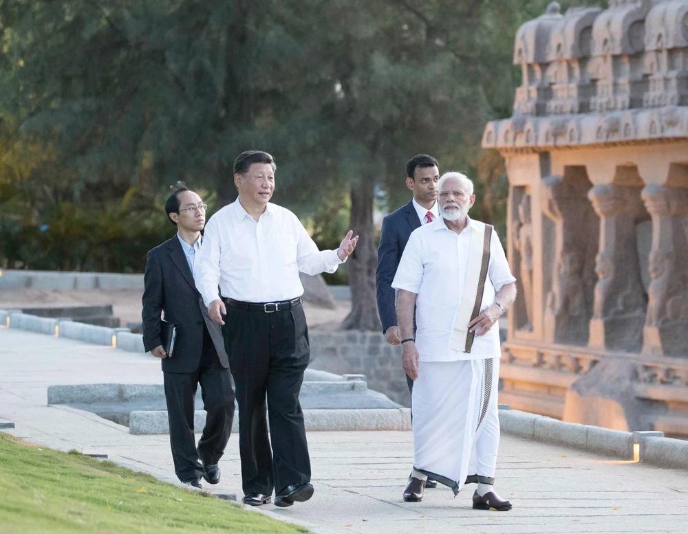 Thủ tướng Ấn Độ Narendra Modi (phải) và Chủ tịch Trung Quốc Tập Cận Bình (trái) tại cuộc gặp ở Chennai, Ấn Độ, ngày 11/10. (Nguồn: THX/TTXVN)