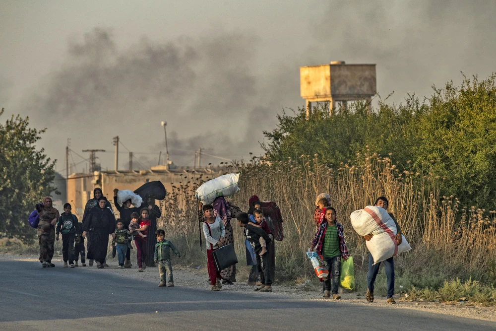Người dân sơ tán khỏi các khu vực xung đột tại tỉnh Hasakeh, đông bắc Syria, ngày 10/10. (Nguồn: AFP/TTXVN)