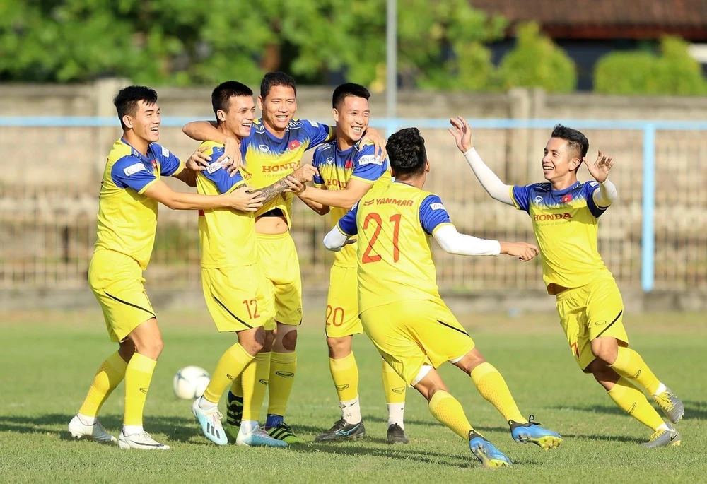 Các cầu thủ đội tuyển Việt Nam tích cực tập luyện và tự tin trước trận đấu với đội tuyển Indonesia. (Ảnh: Hoàng Linh/TTXVN)