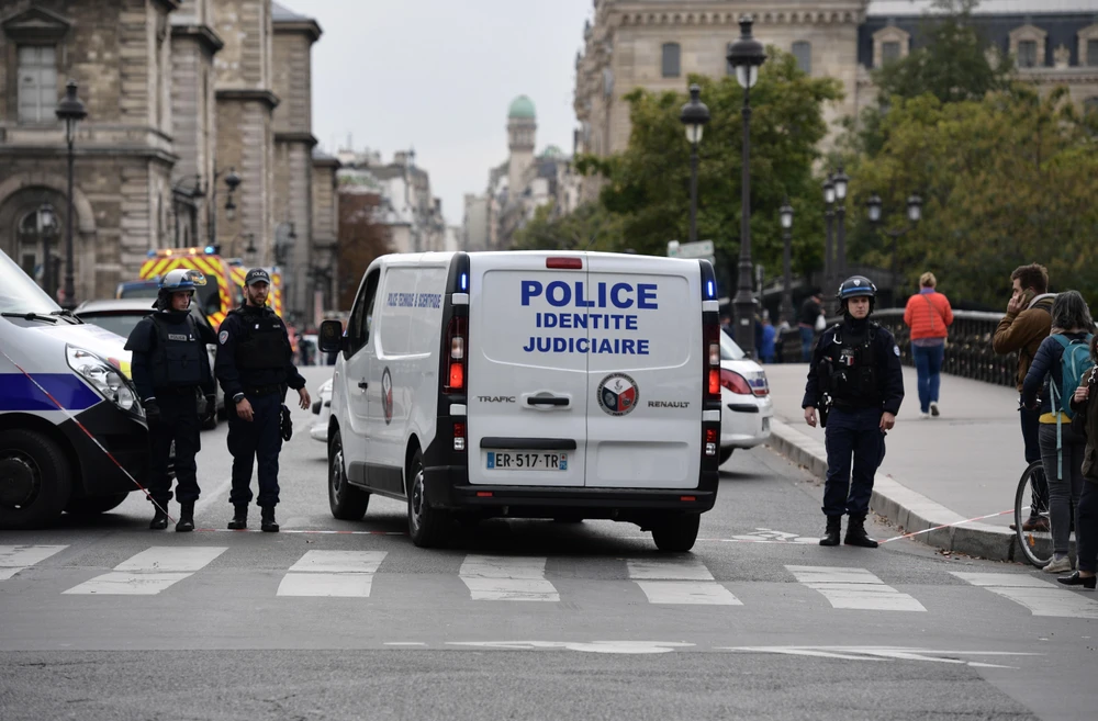 Cảnh sát được triển khai tại hiện trường vụ tấn công cảnh sát bằng dao ở Paris, Pháp ngày 3/10/2019. (Nguồn: AFP/TTXVN)