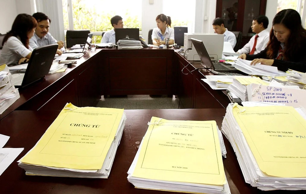 Hoạt động của kiểm toán viên Kiểm toán Nhà nước tại Ngân hàng Phát triển Nhà đồng bằng sông Cửu Long, Chi nhánh Hà Nội. (Ảnh: Phạm Hậu/TTXVN)