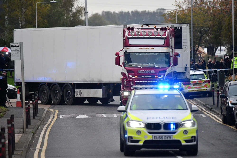 Cảnh sát phong tỏa hiện trường xe container chứa 39 thi thể ở Khu công nghiệp Waterglade thuộc Grays, phía Đông London, Anh ngày 23/10/2019. (Nguồn: AFP/TTXVN)