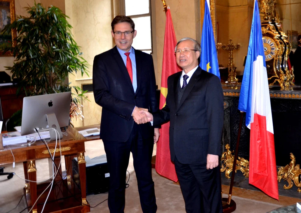 Ông Trần Quốc Vượng, Ủy viên Bộ Chính trị, Thường trực Ban Bí thư hội kiến với Phó Chủ tịch thứ nhất Thượng viện Pháp Phillipe Dallier. (Ảnh: Toàn Trí/TTXVN)