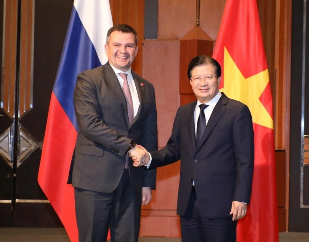 Phó Thủ tướng Trịnh Đình Dũng và Phó Thủ tướng Liên bang Nga Maxim Akimov tại phiên họp. (Ảnh: Văn Điệp/TTXVN)