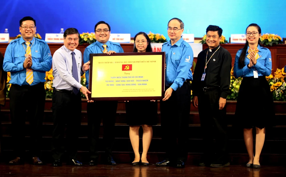 Ban thường vụ Thành ủy Thành phố Hồ Chí Minh trao bảng đồng về các giá trị hình mẫu thanh niên. (Ảnh: Thành Chung/TTXVN)