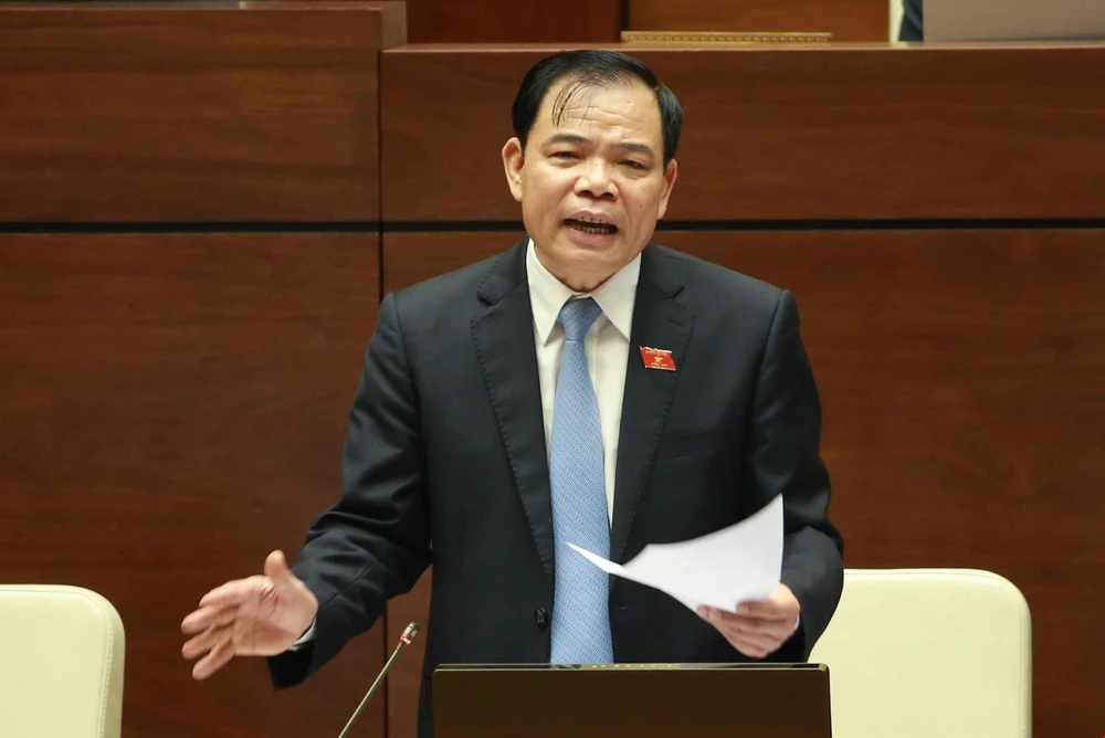 Bộ trưởng Bộ Nông nghiệp và Phát triển nông thôn Nguyễn Xuân Cường trả lời các câu hỏi của đại biểu Quốc hội. (Ảnh: Doãn Tấn /TTXVN)