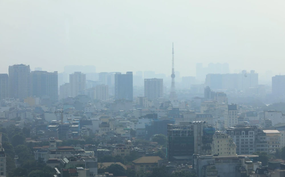 Hiện tượng bụi mịn, sương mù quang học gây ô nhiễm không khí ở Hà Nội lại có xu hướng trở lại. (Ảnh: Thành Đạt/TTXVN)