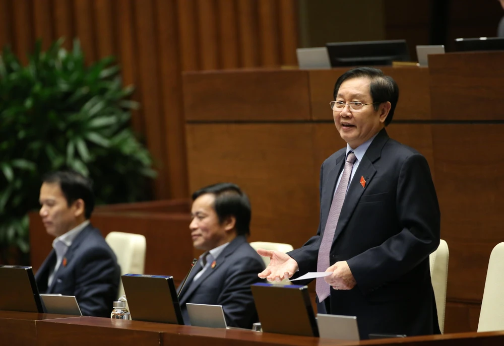 Bộ trưởng Bộ Nội vụ Lê Vĩnh Tân trả lời chất vấn các câu hỏi của đại biểu Quốc hội. Ảnh: Dương Giang/TTXVN)