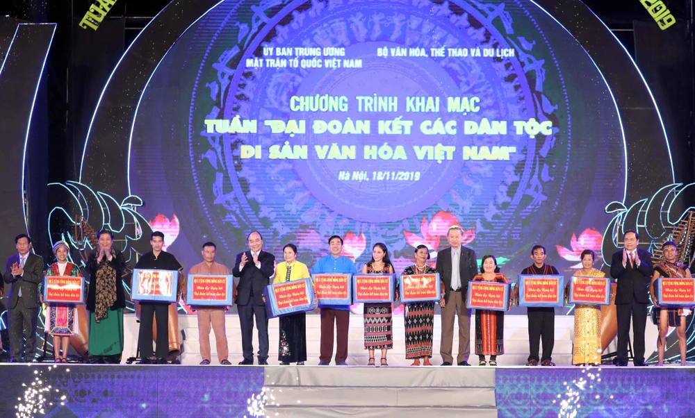 Thủ tướng Nguyễn Xuân Phúc trao quà cho đồng bào các dân tộc sống và sinh hoạt tại Làng Văn hóa-Du lịch các dân tộc Việt Nam. (Ảnh: Thống Nhất/ TTXVN)