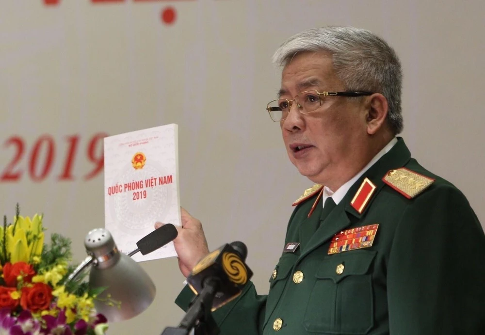 Thượng tướng Nguyễn Vịnh, Thứ trưởng Bộ Quốc phòng giới thiệu nội dung Sách trắng Quốc phòng và cuốn Sách ảnh. (Ảnh: Dương Giang/TTXVN)