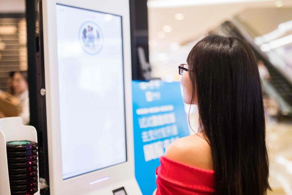 Một khách hàng dùng hệ thống thanh toán nhận dạng khuôn mặt tại của hàng KFC ở Hàng Châu. (Nguồn: AFP)