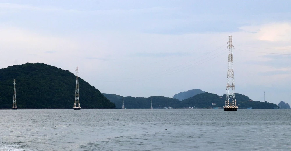 Lưới điện quốc gia ra một số xã đảo trên vùng biển Tây Nam của tỉnh Kiên Giang. (Ảnh: Lê Huy Hải/TTXVN)