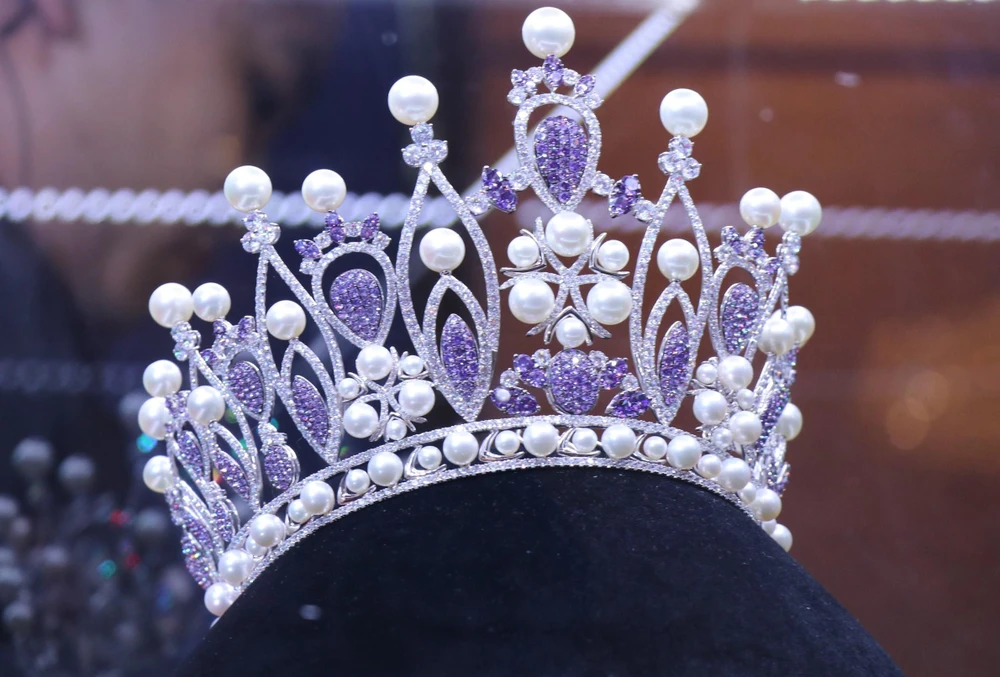 Chiếc vương miện danh giá dành cho tân Hoa hậu của cuộc thi 2019 mang tên Brave Heart - Trái tim dũng cảm. (Ảnh: Tiên Minh/TTXVN)