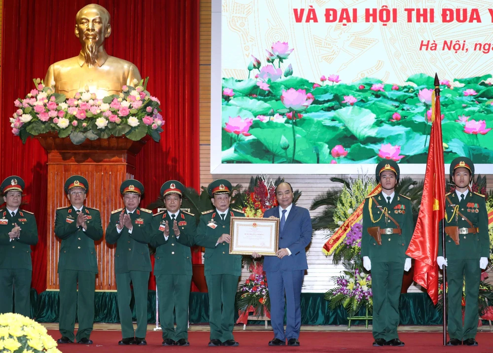 Thủ tướng Nguyễn Xuân Phúc, Chủ tịch Hội đồng thi đua khen thưởng Trung ương trao tặng Huân chương Lao động hạng Nhất cho Hội Cựu chiến binh Việt Nam. (Ảnh: Thống Nhất/TTXVN)