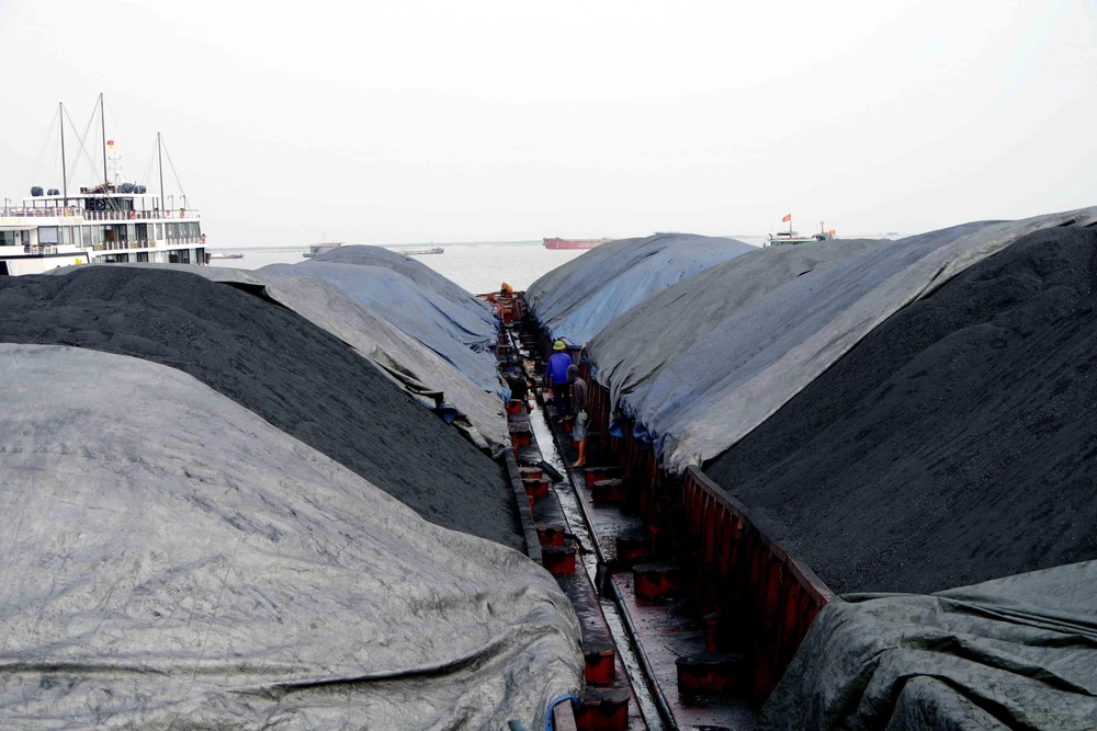4 sà lan chở 3000 tấn than đã bị tạm giữ để điều tra. (Nguồn: TTXVN phát)