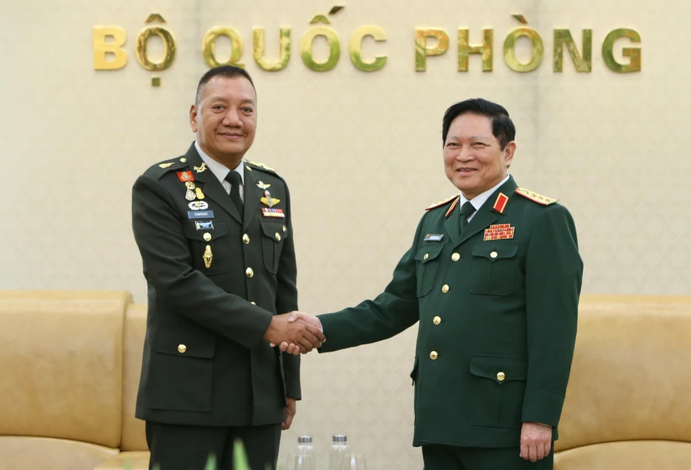 Đại tướng Ngô Xuân Lịch, Bộ trưởng Quốc phòng tiếp Đại tướng Ponpipaat Benyasri. (Ảnh: Dương Giang/TTXVN)