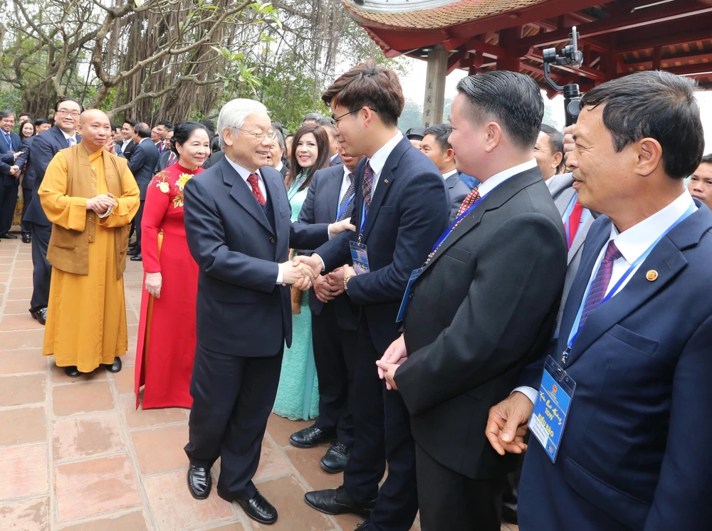 Tổng Bí thư, Chủ tịch nước Nguyễn Phú Trọng và Phu nhân với kiều bào vui xuân đón Tết tại đền Ngọc Sơn, trong khuôn khổ chương trình Xuân Quê hương 2019. (Ảnh: Lâm Khánh/TTXVN)