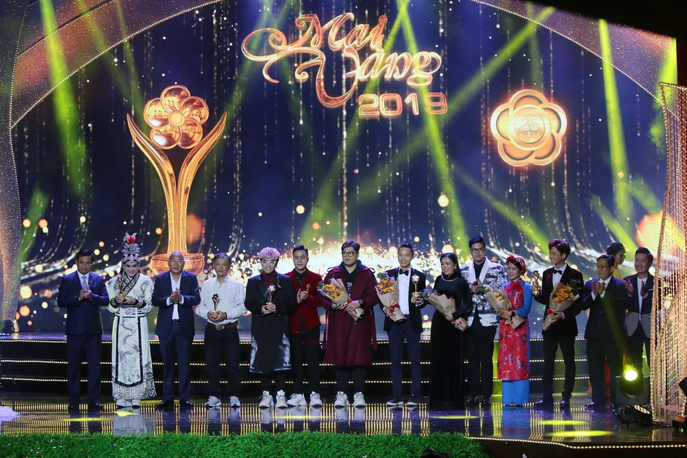 Đại diện Ban tổ chức trao giải thưởng Mai Vàng 2019 ở hạng mục tác phẩm và chương trình truyền hình. (Ảnh: Thanh Vũ/TTXVN)