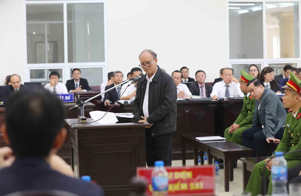 Bị cáo Trần Văn Minh (nguyên Chủ tịch Ủy ban Nhân dân thành phố Đà Nẵng, giai đoạn từ năm 2006-2011) tự bào chữa trước Hội đồng xét xử. (Ảnh: Doãn Tấn/TTXVN)