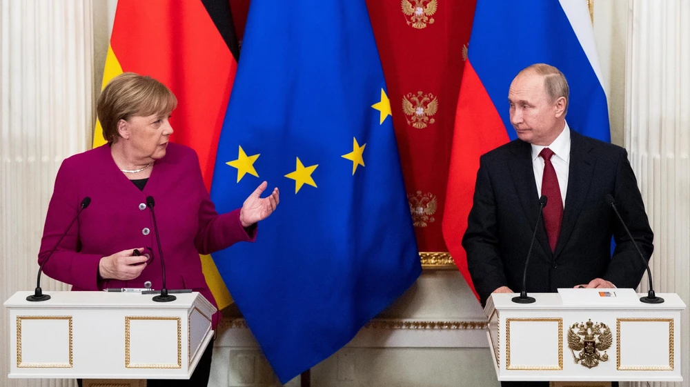 Tổng thống Nga Vladimir Putin (phải) và Thủ tướng Đức Angela Merkel (trái) tại cuộc họp báo chung ở Moskva,Nga, ngày 11/1. (Nguồn: AFP/TTXVN)