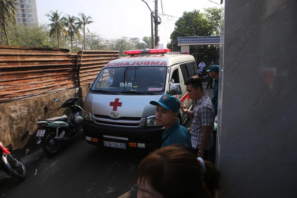 Xe cứu thương đưa nạn nhân ra khỏi hiện trường. (Ảnh: Thành Chung/TTXVN)