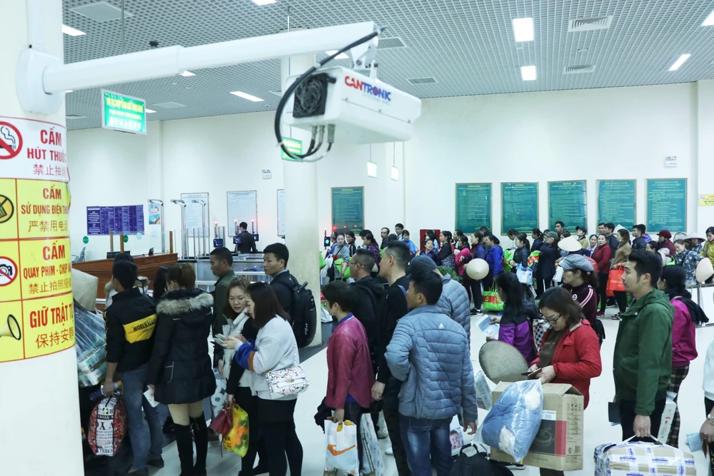 Máy đo thân nhiệt từ xa đối với hành khách nhập cảnh từ Trung Quốc vào Việt Nam tại cửa khẩu Móng Cái (thành phố Móng Cái, tỉnh Quảng Ninh). (Ảnh: Minh Đông/TTXVN)