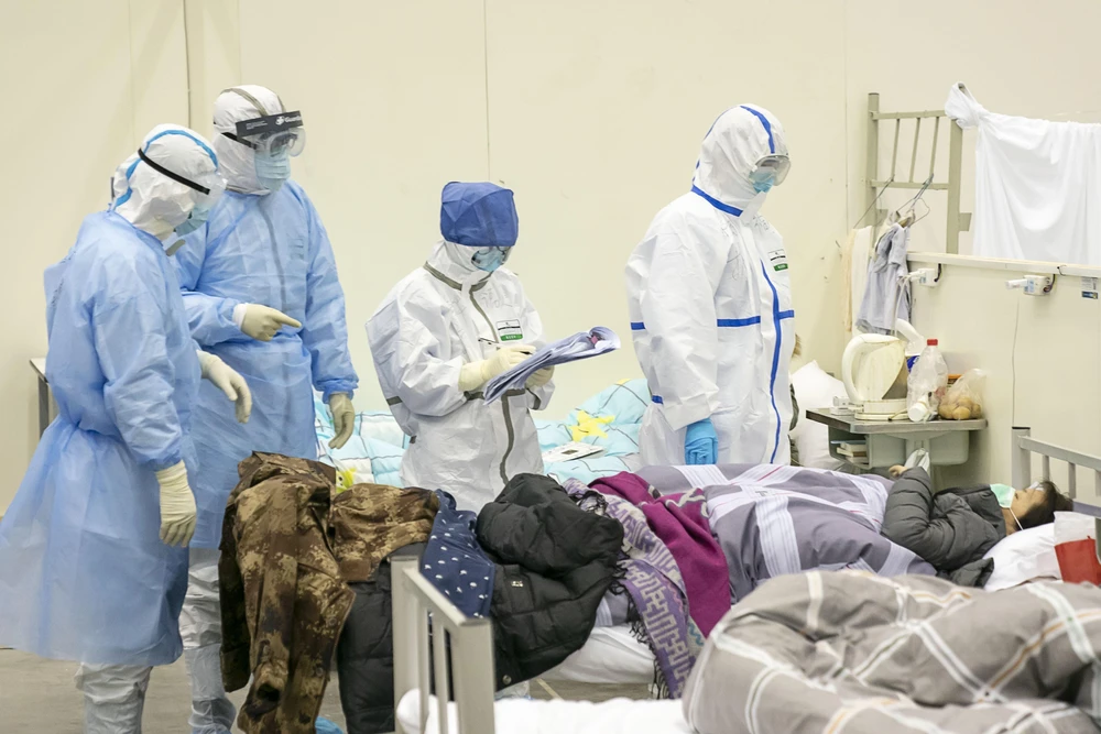 Nhân viên y tế điều trị cho bệnh nhân nhiễm virus corona chủng mới tại bệnh viện dã chiến ở Vũ Hán, tỉnh Hồ Bắc, Trung Quốc, ngày 10/2. (Nguồn: THX/ TTXVN)