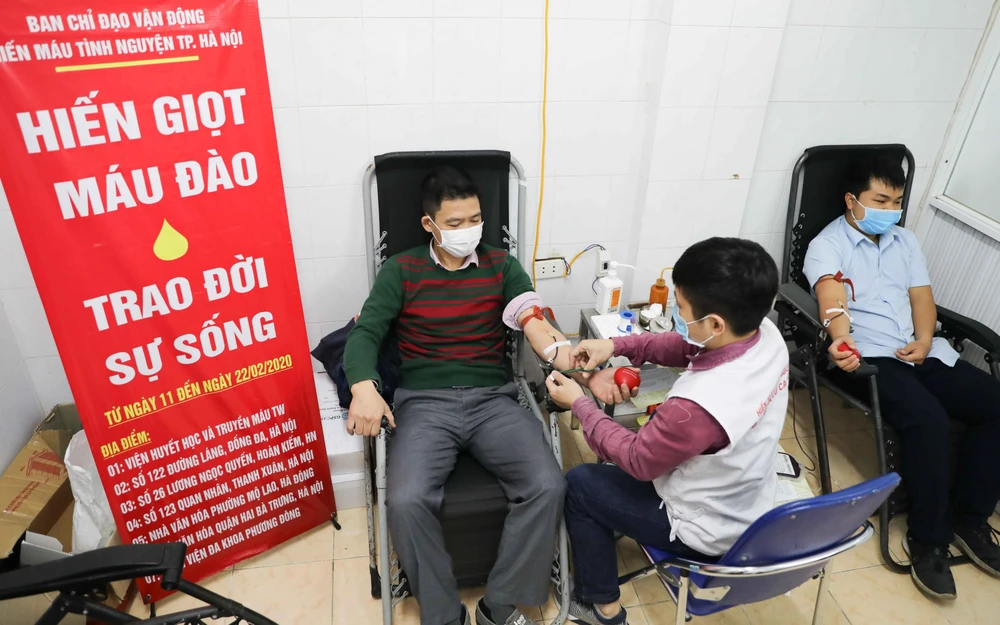 Tình nguyện viên tham gia hiến máu tại địa chỉ 26 Lương Ngọc Quyến, quận Hoàn Kiếm (Hà Nội) trong sáng 11/2/2020. (Ảnh: Thanh Tùng/TTXVN)