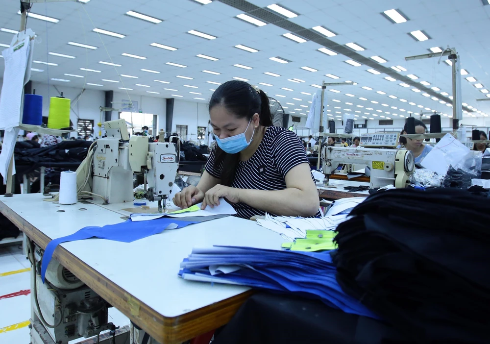 Sản xuất các mặt hàng may mặc tại Công ty Kydo tại Khu Công nghiệp Phố nối A, Hưng Yên. (Ảnh: Phạm Kiên/TTXVN)