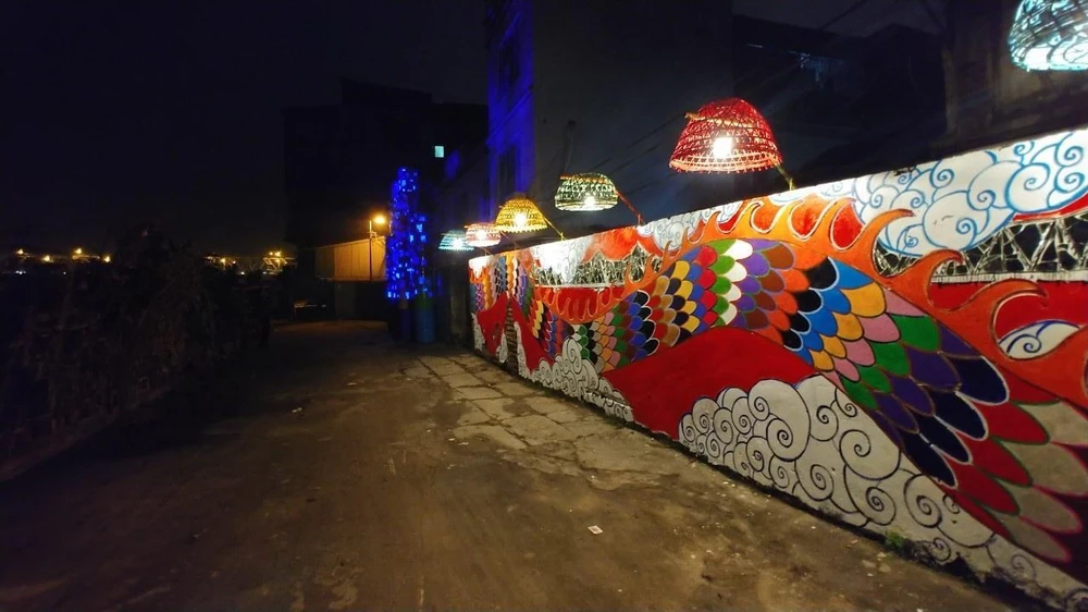 Không gian con đường nghệ thuật cộng đồng Phúc Tân vào ban đêm. (Nguồn: TTXVN phát)