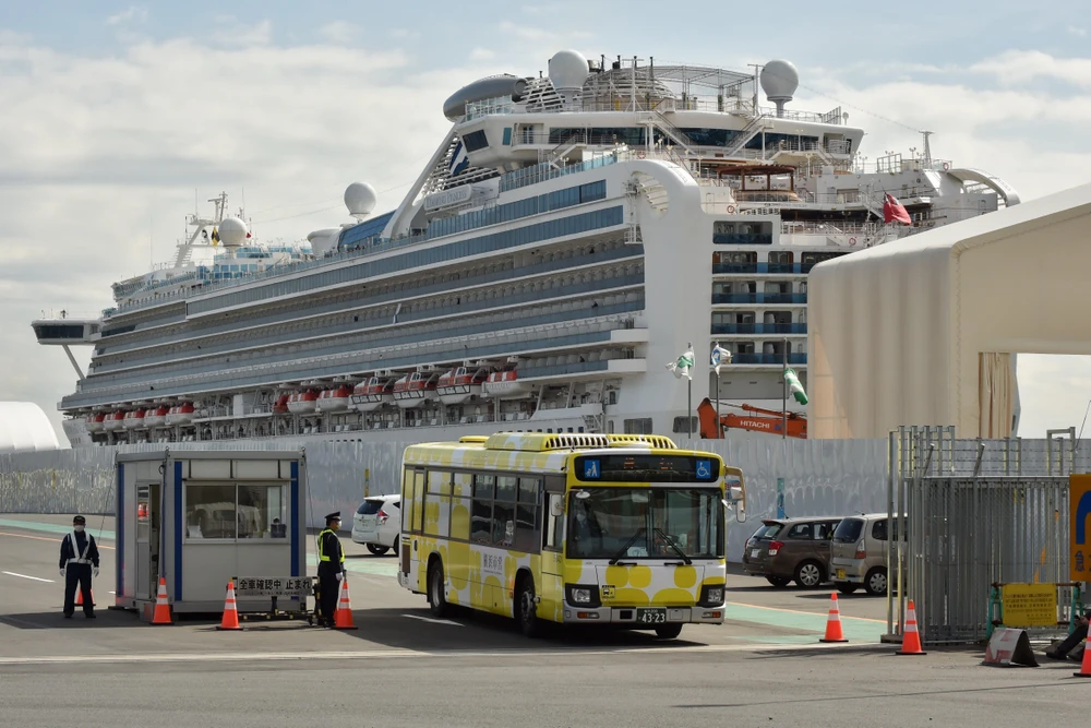 Xe buýt chở hành khách trên du thuyền Diamond Princess rời cảng Daikoku, Yokohama, Nhật Bản, sau 14 ngày cách ly, ngày 19/2/2020. (Nguồn: AFP/TTXVN)