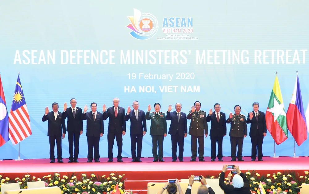 Trưởng đoàn Quốc phòng các nước ASEAN chụp ảnh chung. (Ảnh: Dương Giang/TTXVN) 