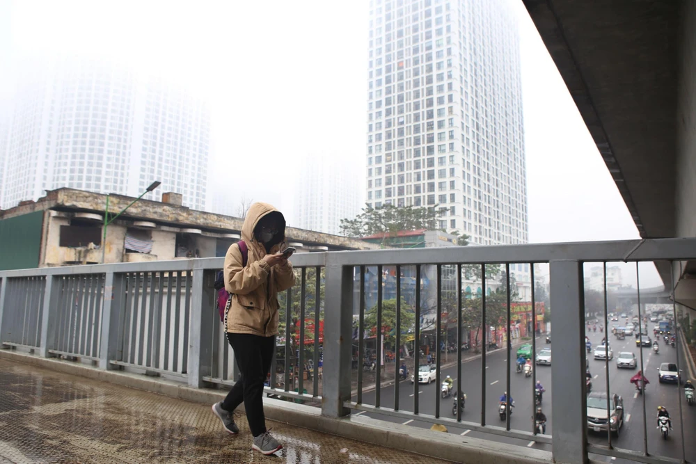 Khu vực thành phố Hà Nội luôn trong tình trang sương mù dầy đặc, tầm nhìn hạn chế, chỉ số ô nhiễm không khí ở mức cao. (Ảnh: Danh Lam/TTXVN)