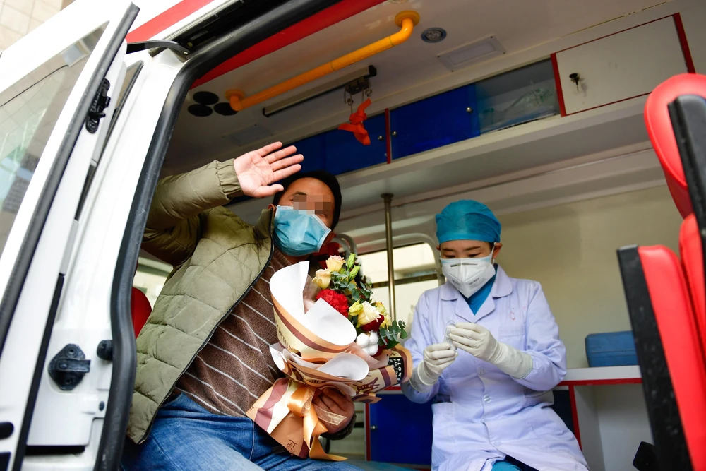 Bệnh nhân nhiễm COVID-19 xuất viện sau khi được chữa khỏi tại tỉnh Thanh Hải, Trung Quốc, ngày 21/2/2020. (Nguồn: THX/ TTXVN)