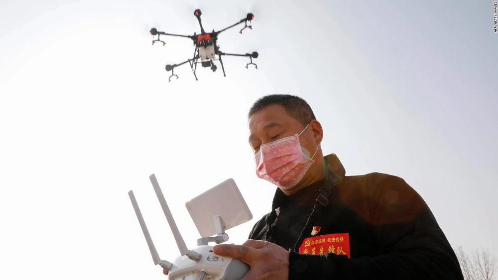 Một người dân địa phương sử dụng drone để phun thuốc khử trùng tại một ngôi làng ở tỉnh Hà Nam trung tâm của Trung Quốc vào tháng 1. (Nguồn: AFP)