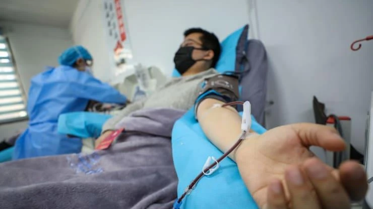 Bác sỹ Kong Yuefeng, một bệnh nhân COVID-19 đã hồi phục, hiến huyết tương ở Vũ Hán, tỉnh Hồ Bắc, ngày 18/2. (Nguồn: Getty Images).