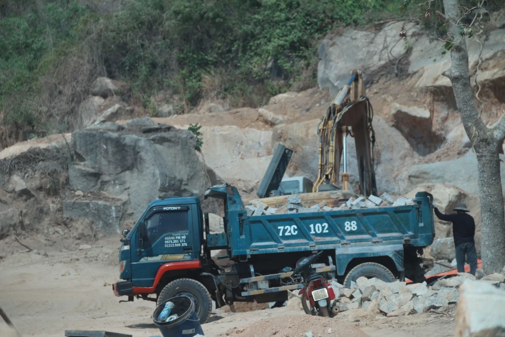 Mặc dù chưa hoàn tất các thủ tục để đưa mỏ đá Tóc Tiên đi vào khai thác, nhưng Công ty TNHH Dịch vụ Thương mại và Du lịch Vũng Tàu đã ngang nhiên đưa phương tiện vào khai thác rầm rộ. (ảnh chụp sáng 13/3/2020). (Ảnh: Hoàng Nhị/TTXVN)