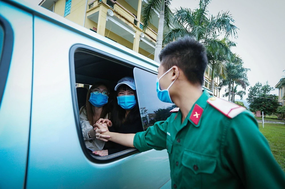 Giây phút chia tay xúc động của công dân và chiến sỹ. Những tình cảm xuất phát từ sự ân cần phục vụ nhân dân của các chiến sỹ áo xanh quân đội nhân dân Việt Nam đã tạo cho công dân nhiều niềm tin, vững tâm hoàn thành thời gian cách ly theo dõi COVID-19. (
