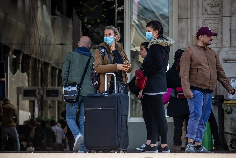 Người dân đeo khẩu trang để phòng tránh lây nhiễm COVID-19 tại nhà ga tàu hỏa ở Paris, Pháp, ngày 19/3/2020. (Nguồn: THX/TTXVN)