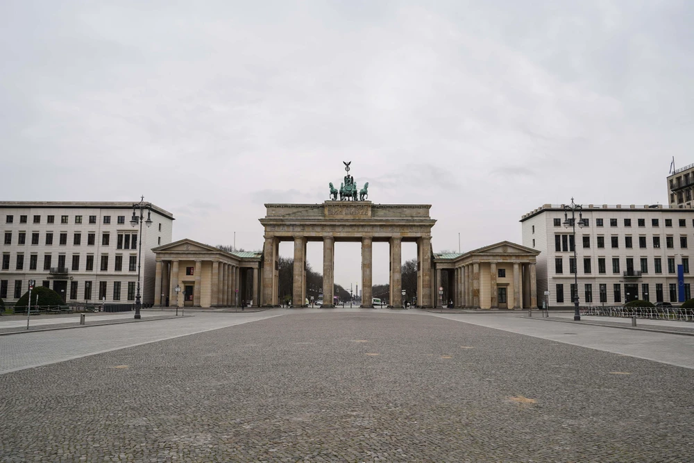 Cảnh vắng vẻ tại Cổng Brandenburg ở Berlin, Đức ngày 20/3/2020, trong bối cảnh dịch COVID-19 lan rộng. (Nguồn: THX/ TTXVN)