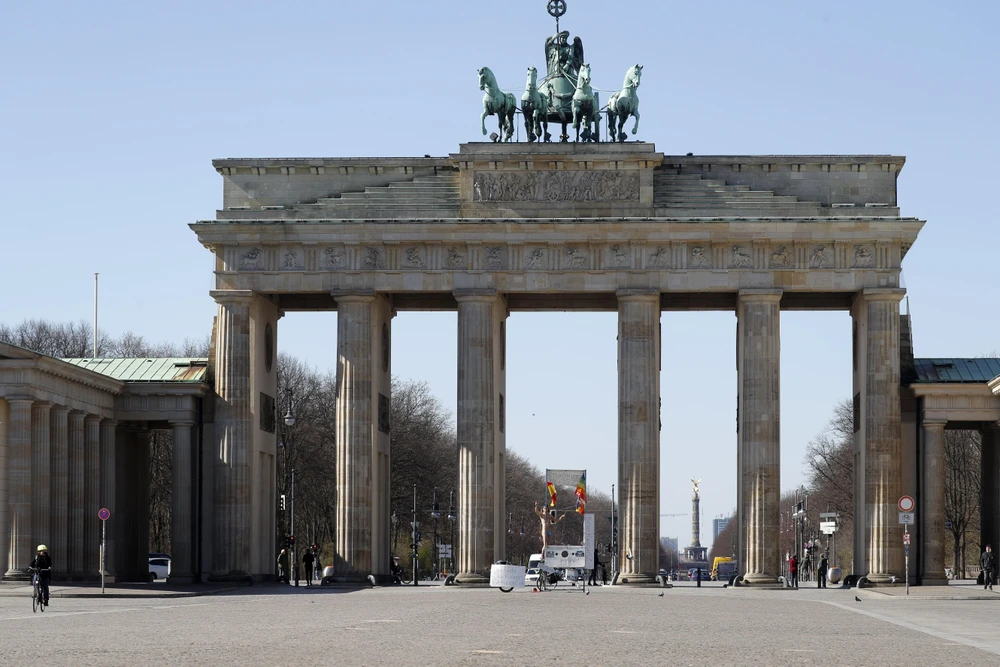 Cảnh vắng vẻ tại Cổng Brandenburg ở Berlin, Đức, ngày 23/3/2020 trong bối cảnh dịch COVID-19 lan rộng. (Nguồn: AFP/TTXVN)