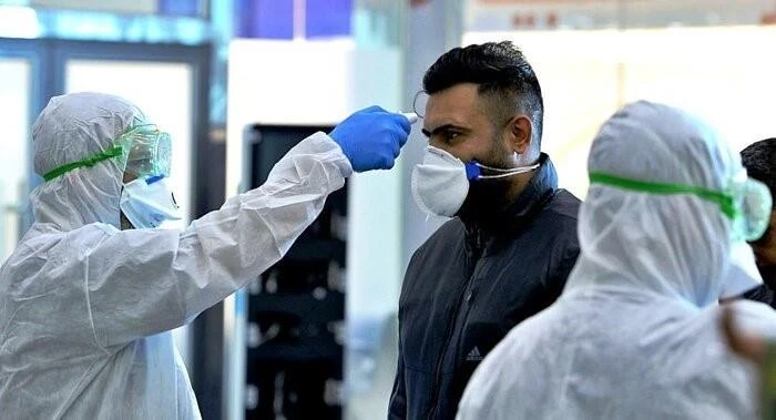 Đo thân nhiệt phòng lây nhiễm COVID-19 tại Tehran, Iran. (Nguồn: IRNA/TTXVN)