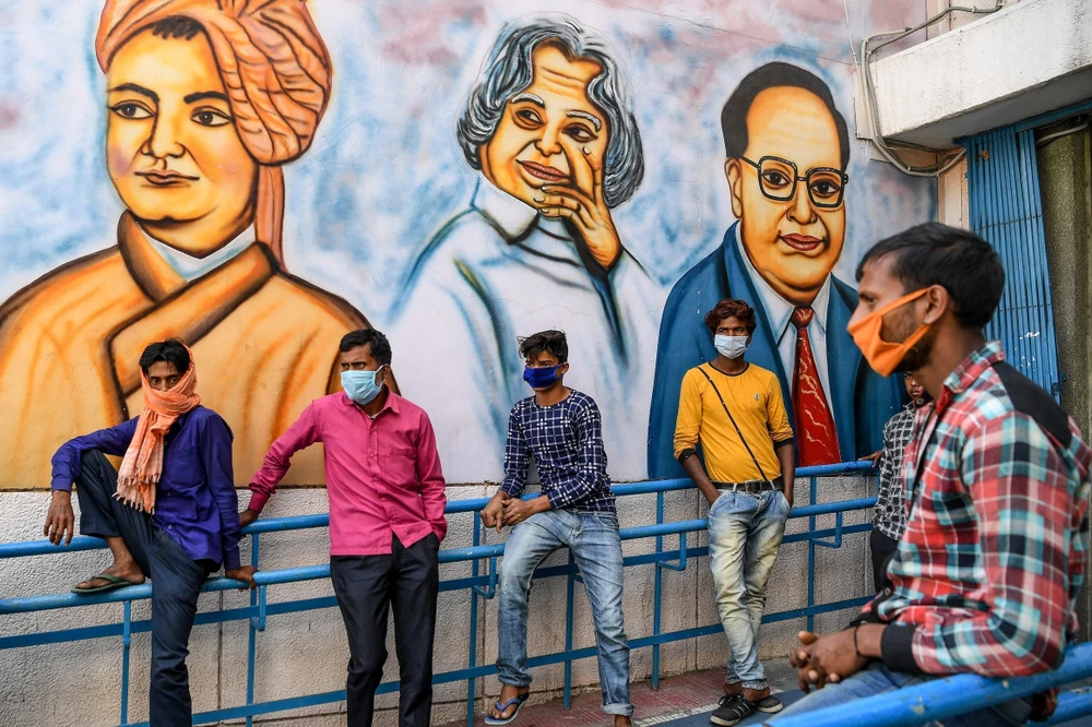Người dân đeo khẩu trang phòng lây nhiễm COVID-19 tại New Delhi, Ấn Độ, ngày 1/4/2020. (Nguồn: AFP/TTXVN)