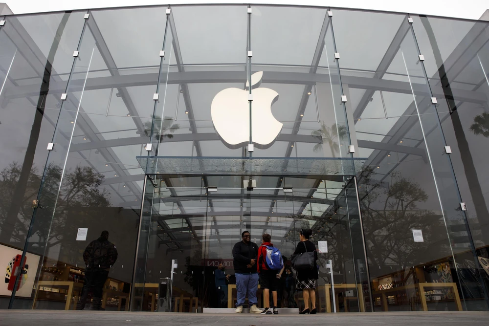 Cửa hàng bán lẻ của Apple ở Santa Monica, California đóng cửa vì dịch COVID-19. (nguồn: Bloomberg)