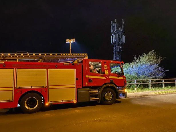 Lính cứu hỏa dập tắt một đám cháy tại trạm phát sóng 5G ở Anh (Nguồn: Liverpool Echo)