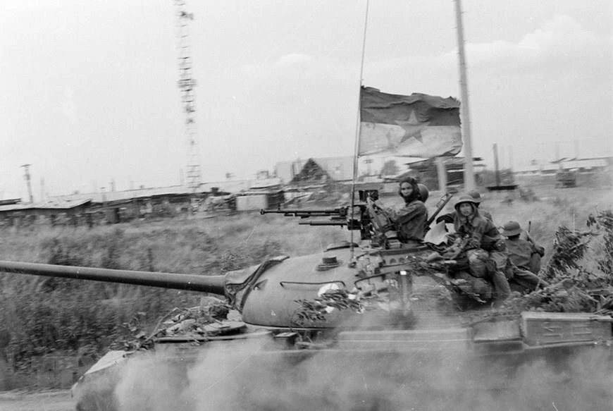 Quân Giải phóng chiếm trường Thiết giáp của ngụy tại căn cứ Nước Trong (Biên Hòa).Từ đầu tháng 4/1975, các binh đoàn chủ lực của ta từ khắp các hướng tiến về Sài Gòn, tấn công địch với sức mạnh vũ bão và tiêu diệt toàn bộ tuyến phòng thủ từ vòng ngoài của