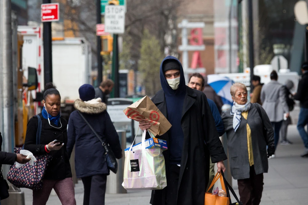 Người dân đeo khẩu trang phòng tránh lây nhiễm COVID-19 tại New York, Mỹ, ngày 3/4/2020. (Nguồn: THX/TTXVN)